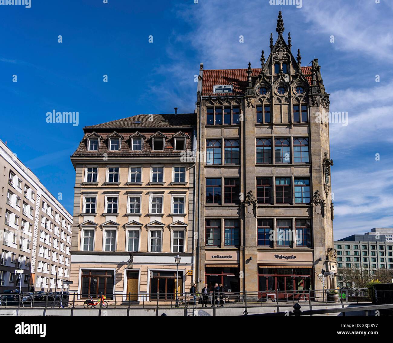Architettura storica su Kupfergraben a Berlin Mitte, Germania Foto Stock