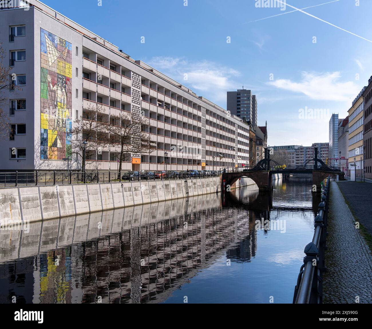 Edificio residenziale su Kupfergraben a Berlin Mitte, Germania Foto Stock