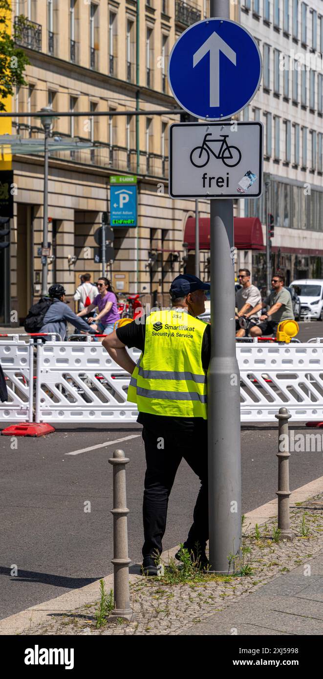 Impiegato del servizio di sicurezza in una barriera, Berlino, Germania Foto Stock