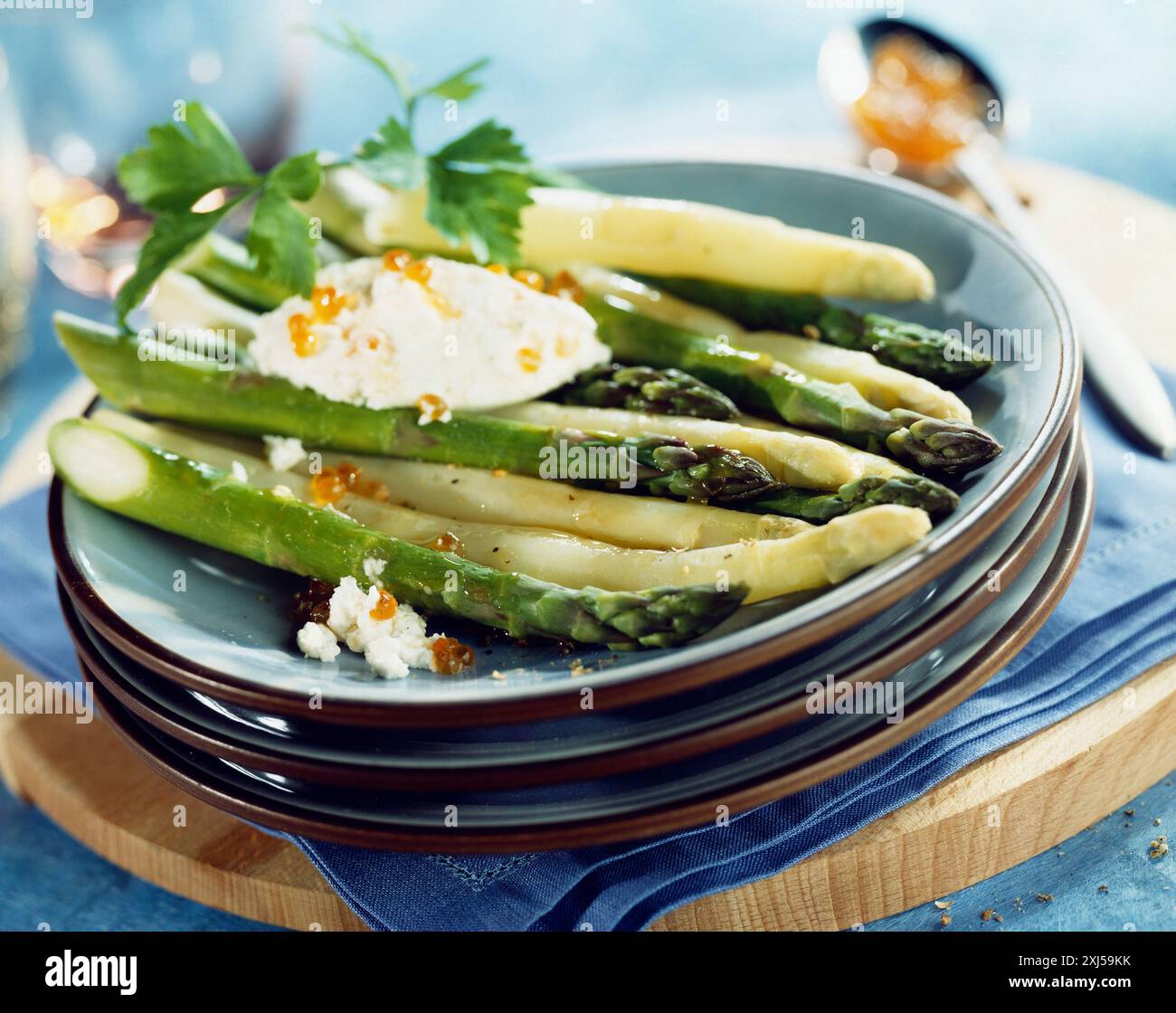 Verde e bianco a base di asparagi con formaggio di capra e uova di salmone Foto Stock