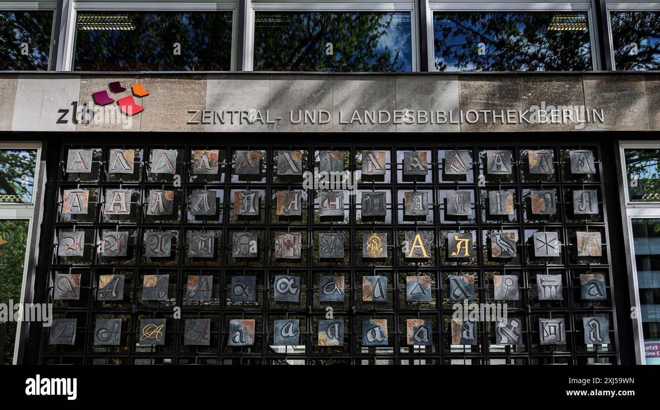 Porta d'ingresso con alfabeto presso la Biblioteca centrale e di Stato di Berlino, Germania Foto Stock