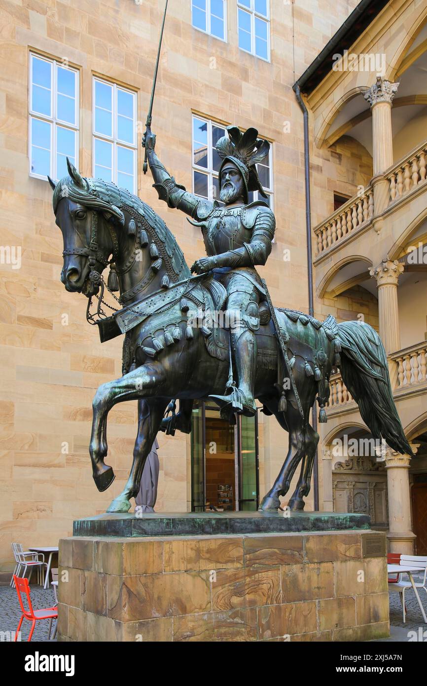 Statua equestre del conte Eberhard im Bart, Eberardo i, duca, statua in bronzo, arte nello spazio pubblico, grande scultura, cavallo, spada, armatura, Altes Foto Stock