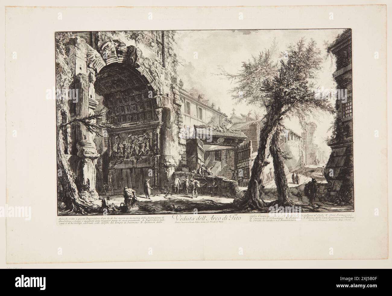 Incisione obliqua che mostra l'Arco di Tito a Roma con due alberi sulla destra e la Chiesa di San Sebastiano in lontananza, creata da Giovanni Battista Piranesi. Foto Stock