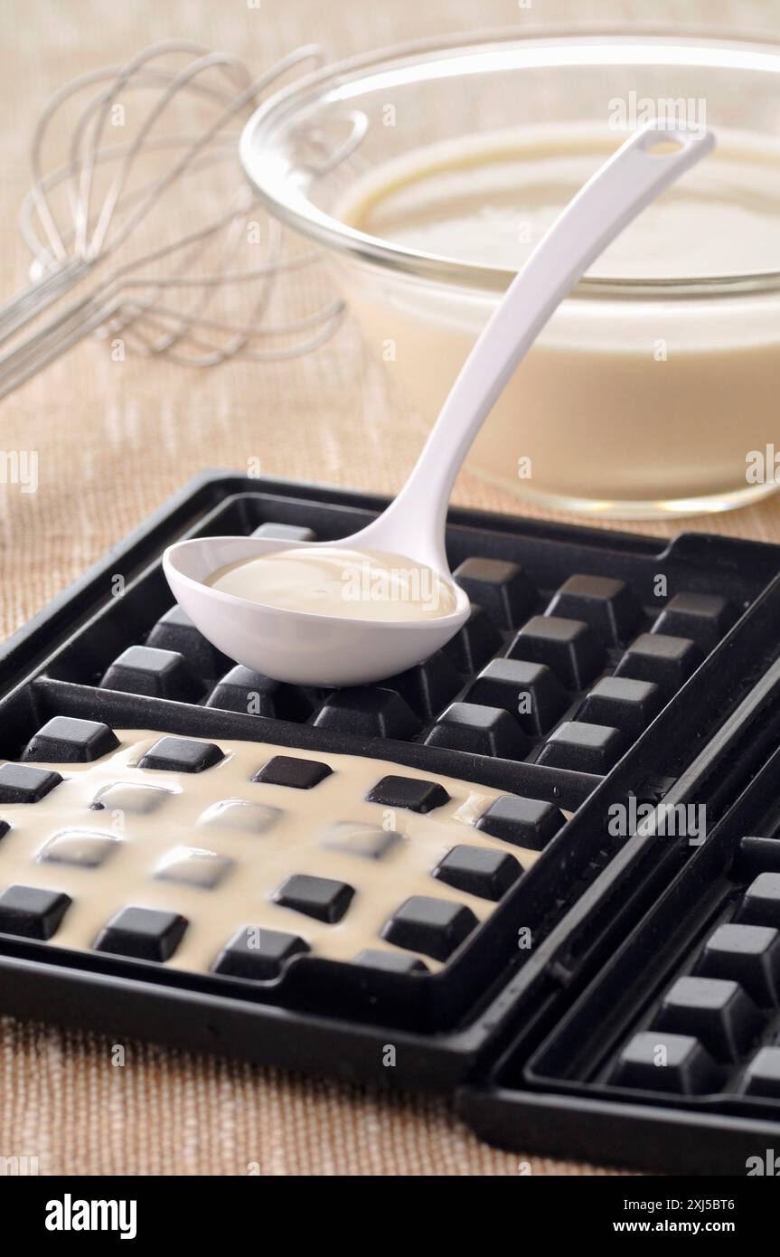 Ferri per waffle e pastella per waffle Foto Stock