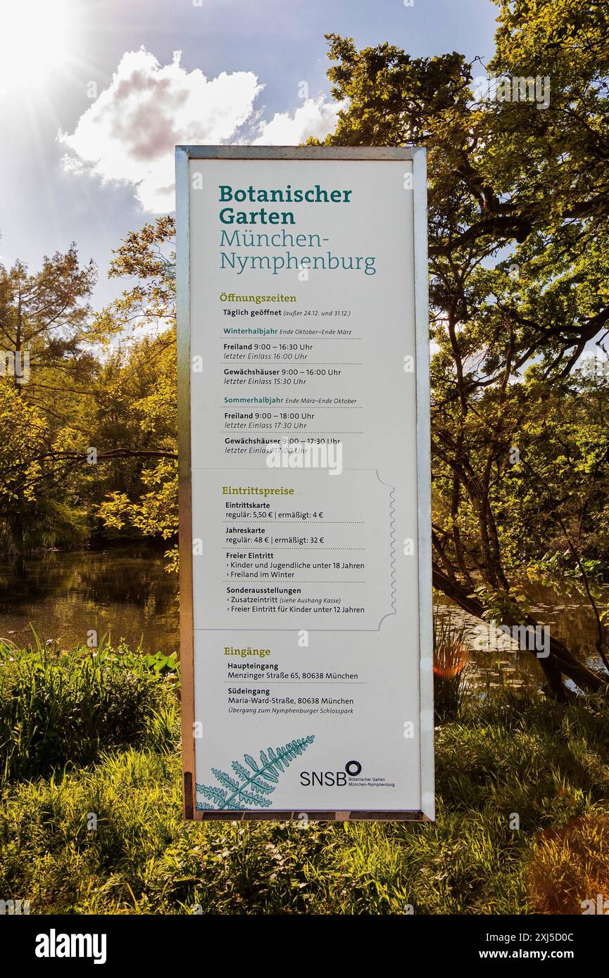 Giardino botanico, accanto al Parco del Castello di Nymphenburg, 2024 110° anniversario, foto di montaggio con bacheca informativa dall'ingresso, Monaco, Baviera Foto Stock