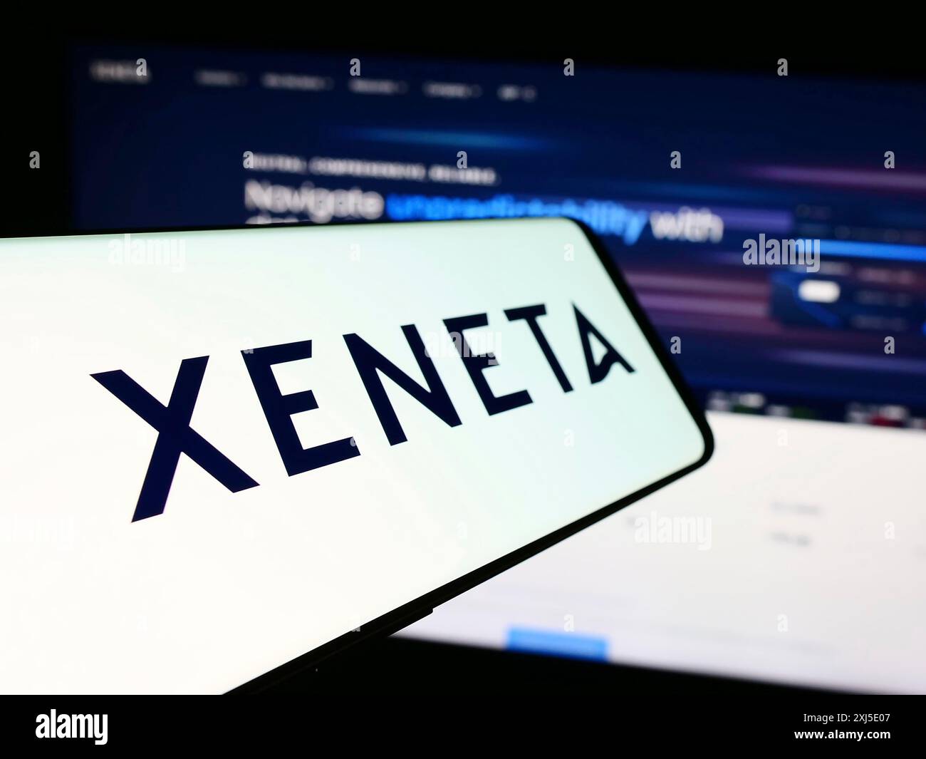 Stoccarda, Germania, 02-13-2024: Telefono cellulare con logo della società norvegese di analisi delle spedizioni Xeneta AS davanti al sito web aziendale. Concentrati su Foto Stock