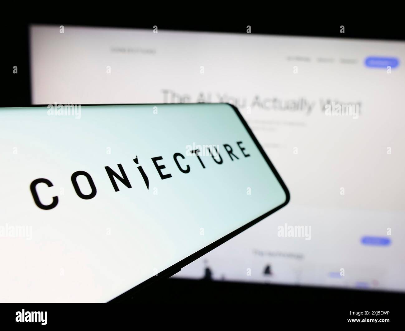 Stoccarda, Germania, 02-19-2024: Smartphone con logo della società britannica di intelligenza artificiale Conjecture Limited davanti al sito web. Concentrati su Foto Stock