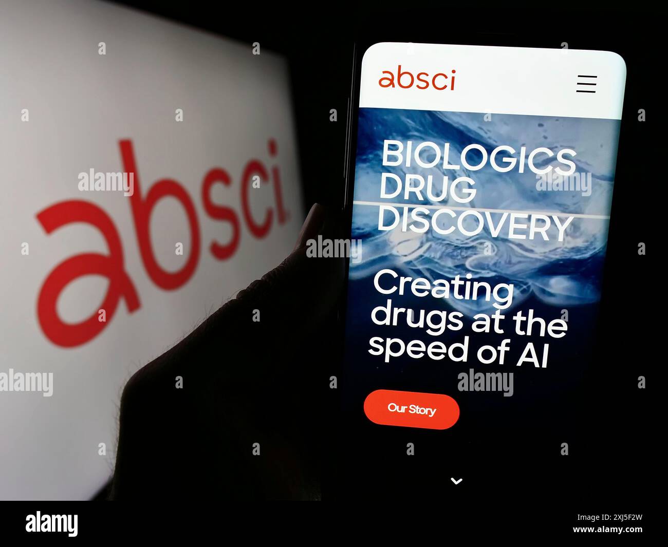 Stoccarda, Germania, 02-16-2024: Persona che detiene il cellulare con il sito web della società statunitense di ricerca di droga Absci Corporation davanti al logo aziendale. Concentrati Foto Stock
