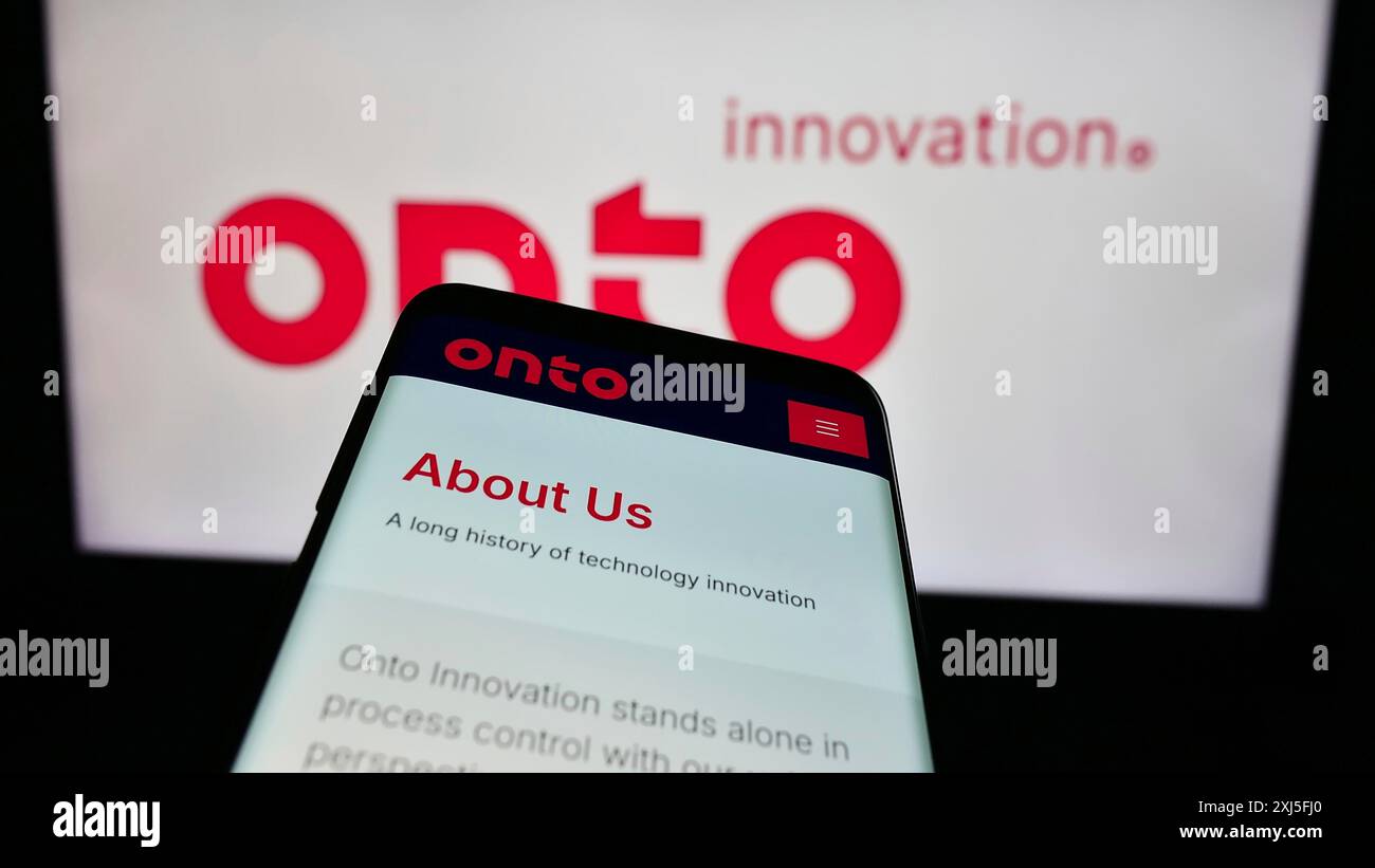 Stoccarda, Germania, 02-21-2024: Telefono cellulare con pagina web della società statunitense di semiconduttori su Innovation Inc. Davanti al logo aziendale. Concentrati su Foto Stock