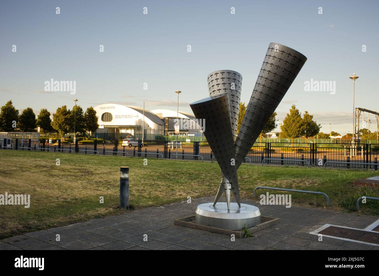 Scultura e vista verso la stazione ferroviaria dell'aeroporto Southend on Sea Foto Stock