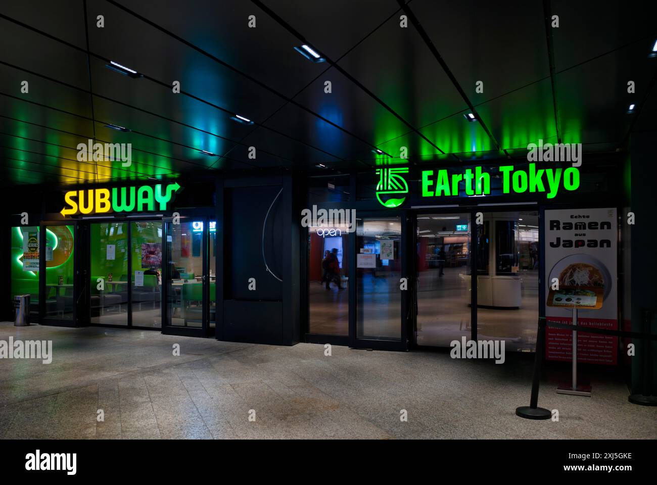 SUBWAY, Earth Tokyo, ramen, fast food, catena di fast food, logo, ristorante, insegna al neon, ingresso, centro città, Stoccarda, Baden-Wuerttemberg, Germania Foto Stock