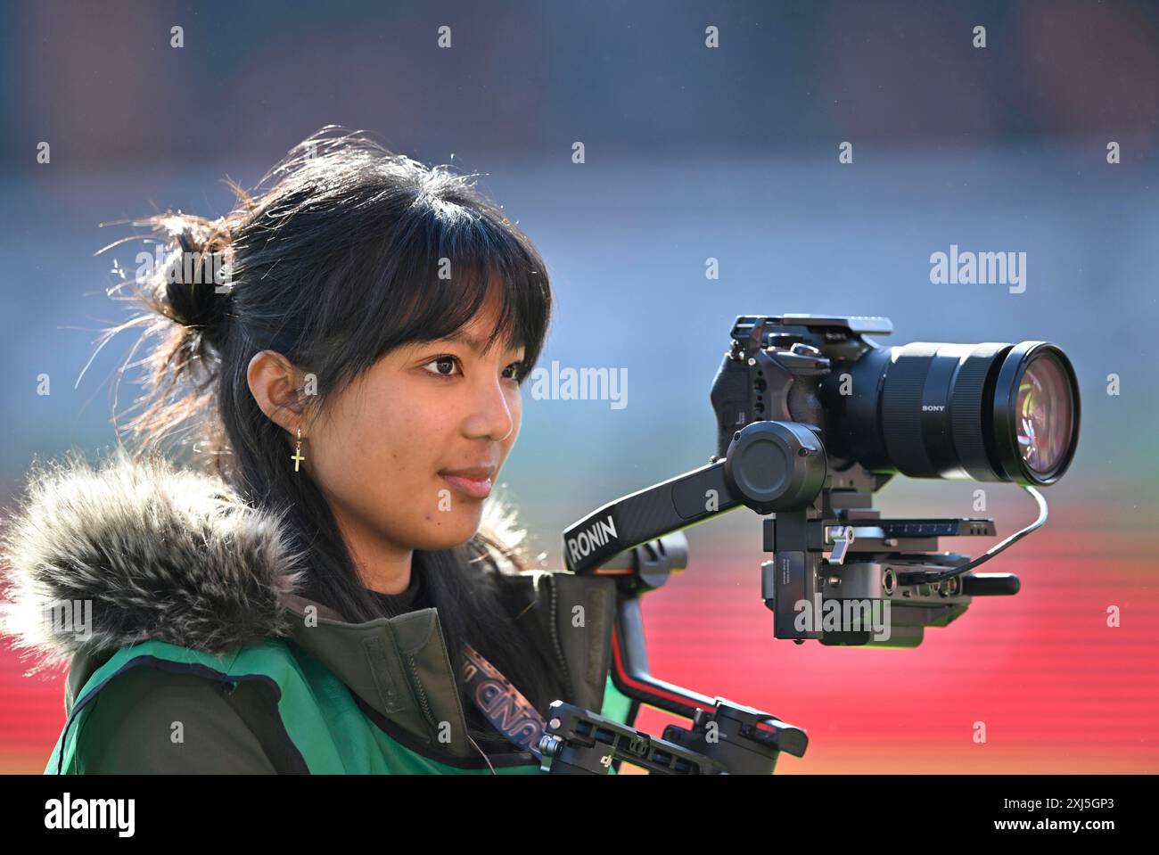 Stadium TV, camerawoman, fotocamera Sony su Ronin RIG, logo, Voith-Arena, Heidenheim, Baden-Wuerttemberg, Germania Foto Stock