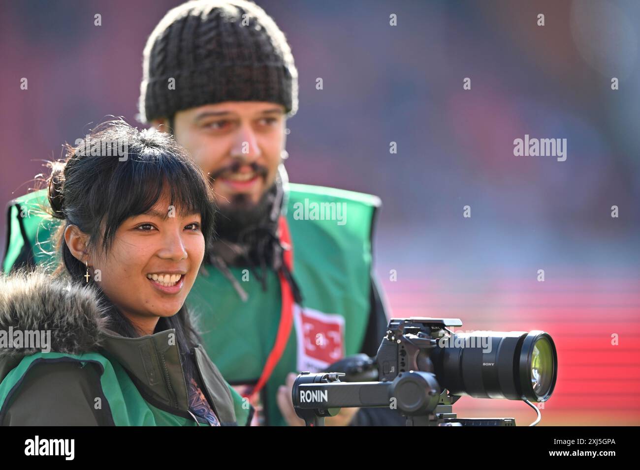Stadium TV, camerawoman, cameraman, fotocamera Sony su Ronin Rig, logo, Voith Arena, Heidenheim, Baden-Wuerttemberg, Germania Foto Stock