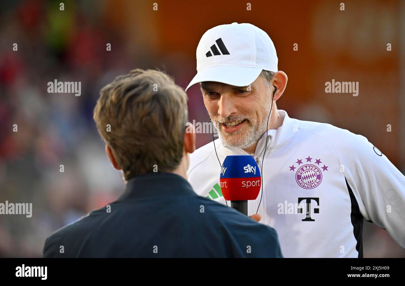 Coach Thomas Tuchel FC Bayern Monaco FCB ritratto, in microfono intervista, SKY, con presentatore Michael Leopold, SKY, Adidas, Deutsche Telekom, Logo Foto Stock