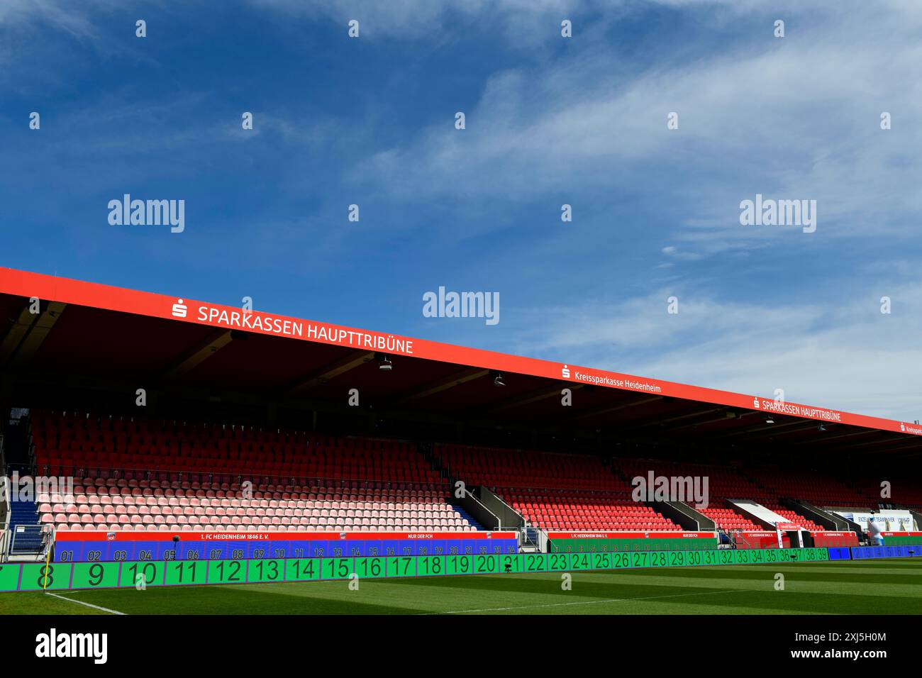 Stand di fronte, stand principale di Sparkasse, logo, Sparkasse, vuoto, interni, Voith-Arena, Heidenheim, Baden-Wuerttemberg, Germania Foto Stock