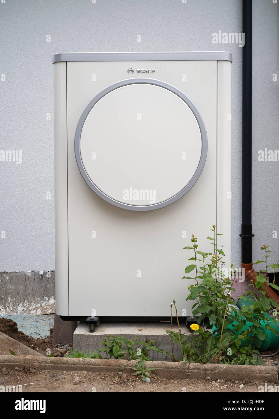 Pompa di calore aria-acqua Bosch compress 7400i AW, logo, unità esterna, cantiere, nuova costruzione, servizi edili, Stoccarda, Baden-Wuerttemberg Foto Stock