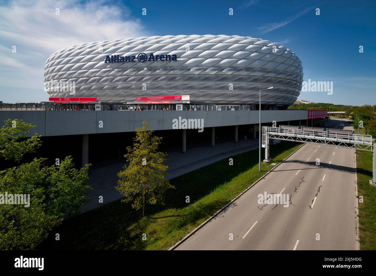 Vista esterna Allianz Arena, logo, parcheggio multipiano, Monaco, Baviera, Germania Foto Stock