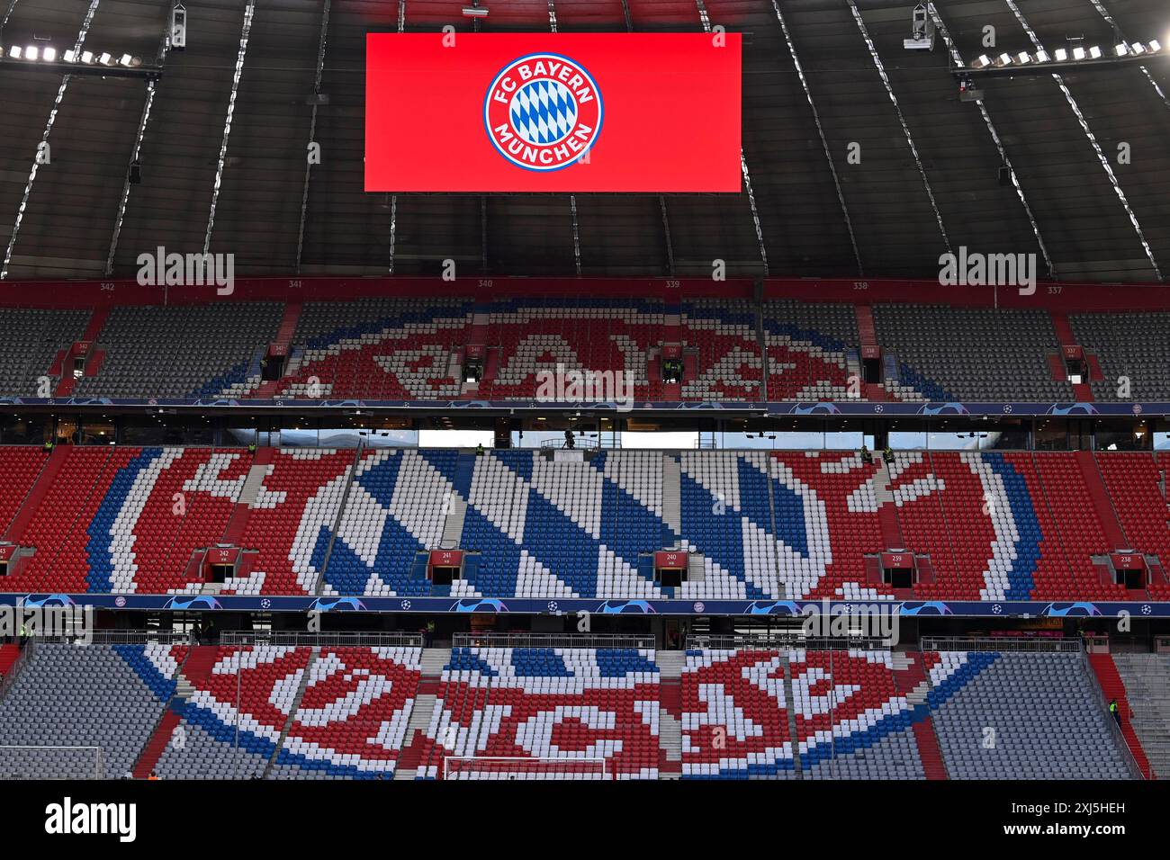 Vista interna Allianz Arena, curva nord, vuoto, logo, FC Bayern Monaco, FCB, scoreboard, Monaco, Baviera, Germania Foto Stock