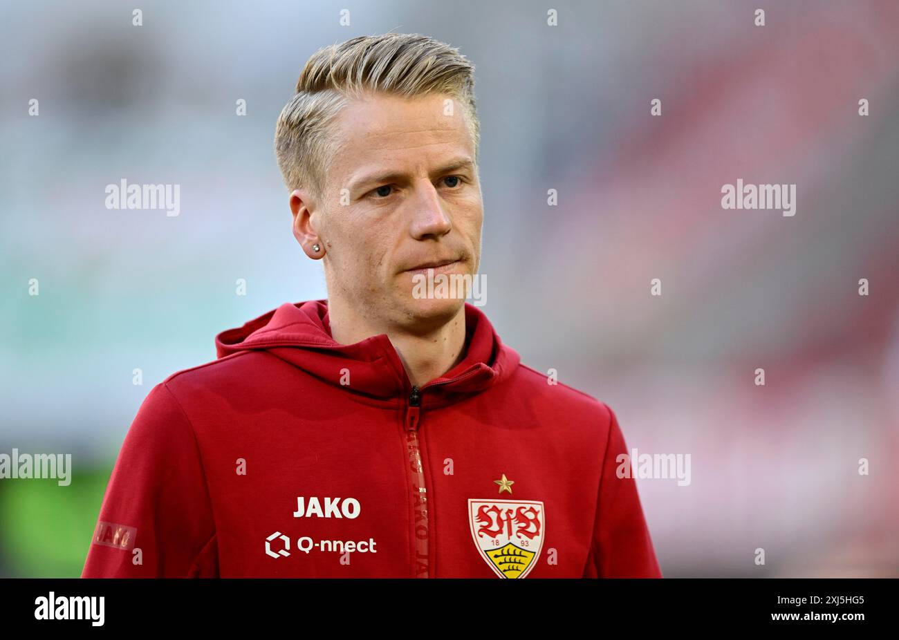 Chris Fuehrich VfB Stuttgart (27) Ritratto, Logo, JAKO, WWK Arena, Augusta, Baviera, Germania Foto Stock