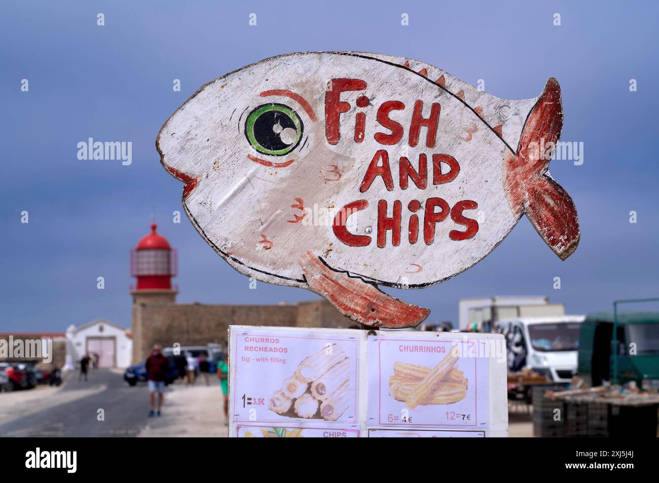 Fish and chips, cartello, stand, punto più a sud-ovest della terraferma europea, faro Farol do Cabo de Sao Vicente, Cape St. Vincent, Sagres Foto Stock