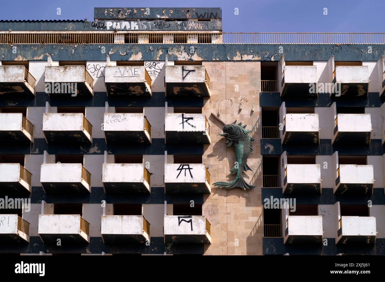 Edificio in rovina, rovine dell'hotel progetto di investimento Lagos Beach Hotel and Spa, Lagos, Algarve, Portogallo Foto Stock