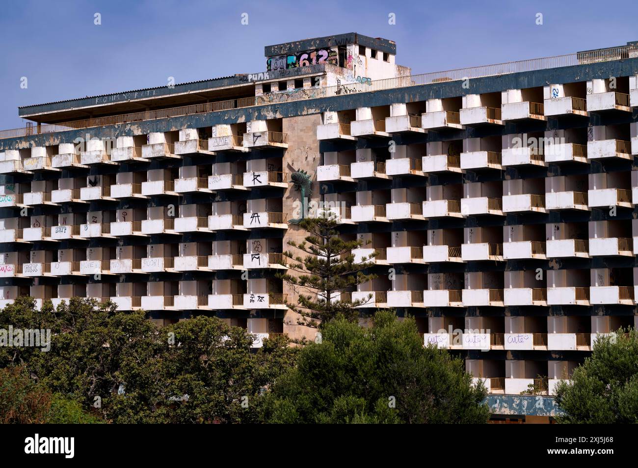 Edificio in rovina, rovine dell'hotel progetto di investimento Lagos Beach Hotel and Spa, Lagos, Algarve, Portogallo Foto Stock