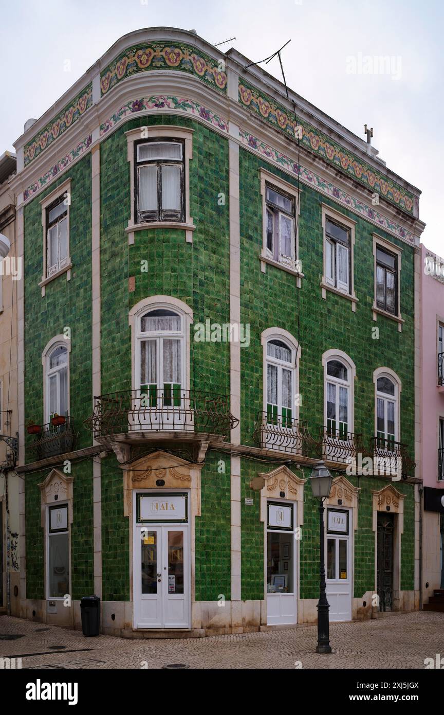 Casa verde con azulejos, piastrelle, piazza Praca Luis de Camoes, centro storico, Lagos, Algarve, Portogallo Foto Stock