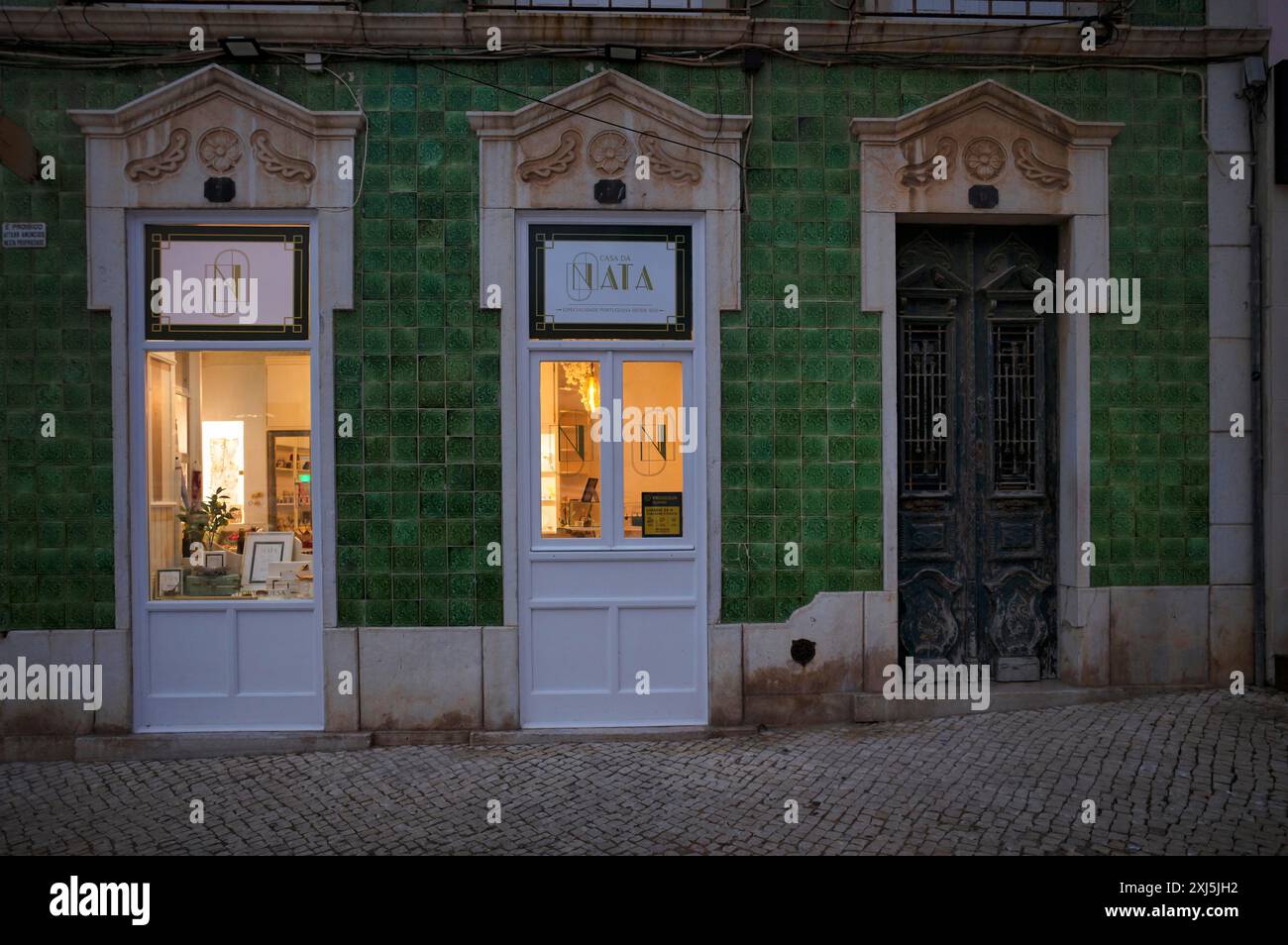 Casa verde con azulejos, piastrelle, piazza Praca Luis de Camoes, città vecchia, Lagos, atmosfera serale, Algarve, Portogallo Foto Stock