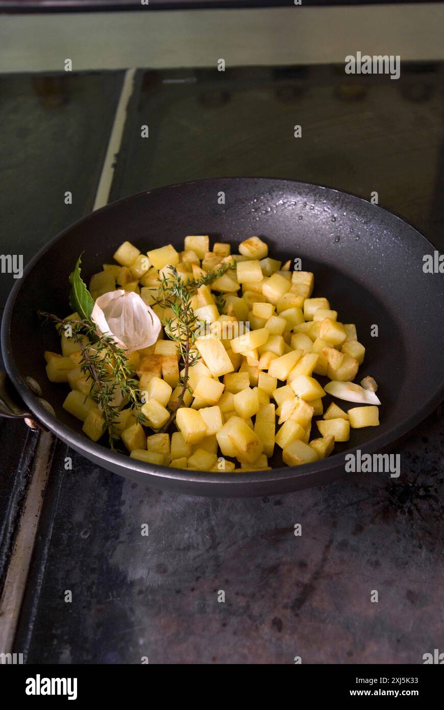 Cubetti di patate fritti in padella Foto Stock
