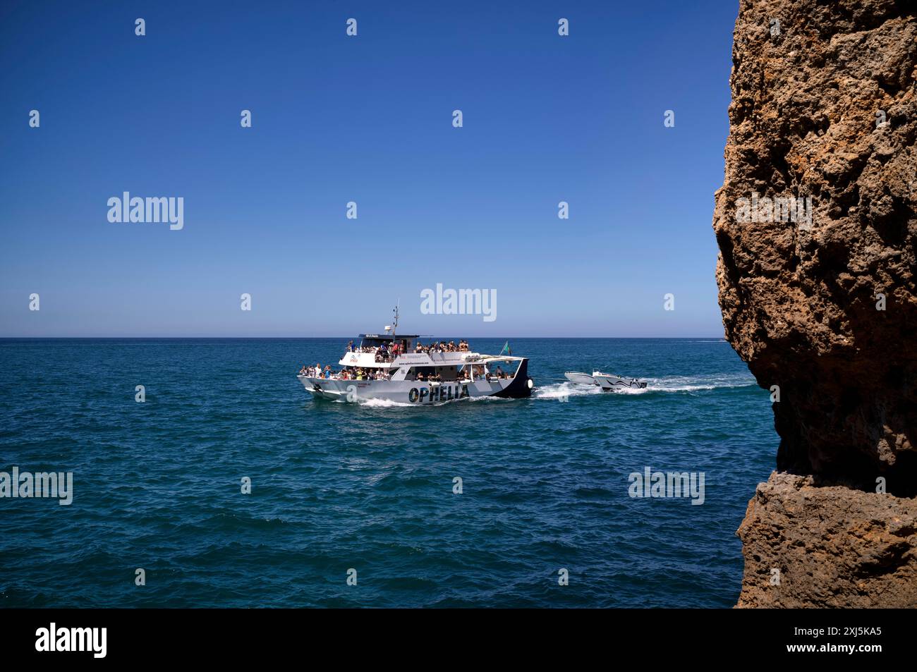 Escursione in barca a Ophelia, tour con turisti, tour in barca, rocce colorate e grotte, conchiglie calcaree, Carvoeiro, Algarve, Portogallo Foto Stock