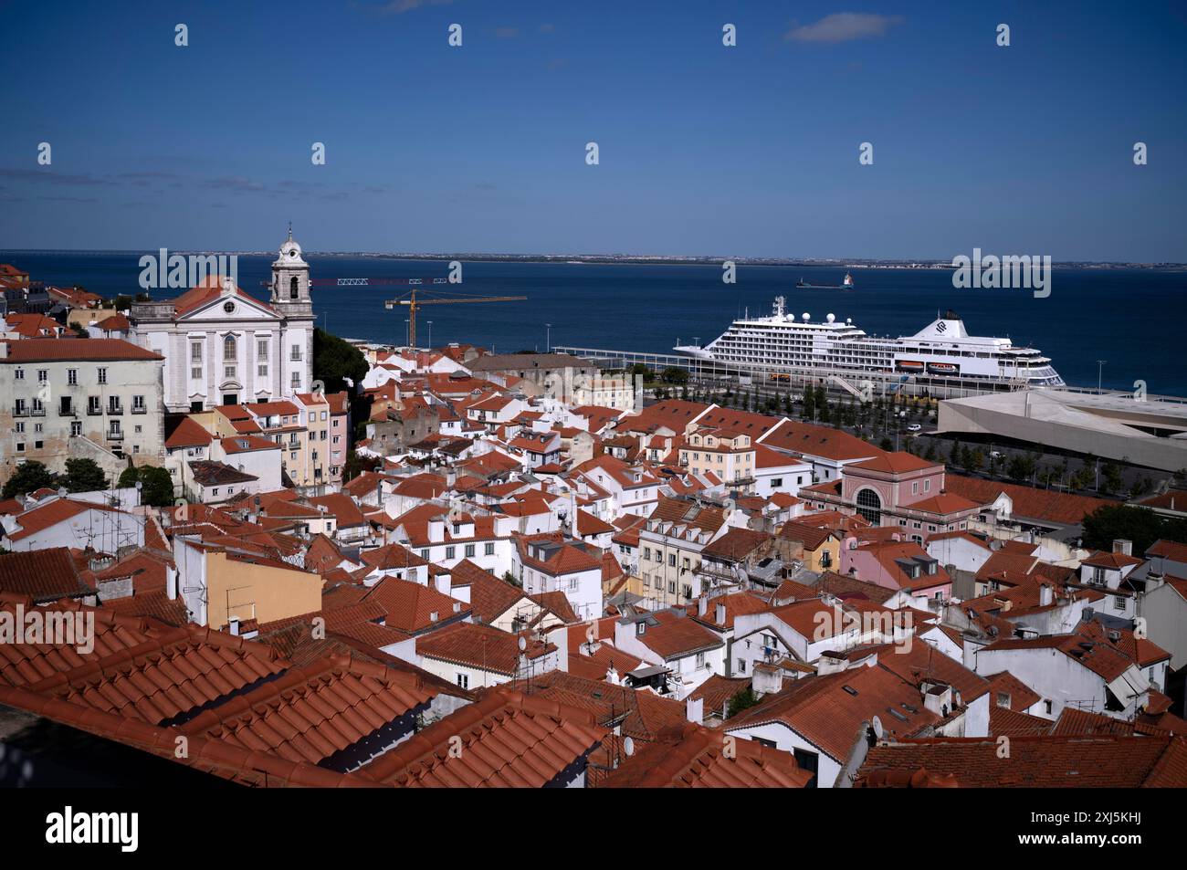 Vista dal punto panoramico Miradouro de Santa Luzia, chiesa Igreja de Santo Estevao, lussuosa nave da crociera Silver Whisper del gruppo Silver Cruises Foto Stock