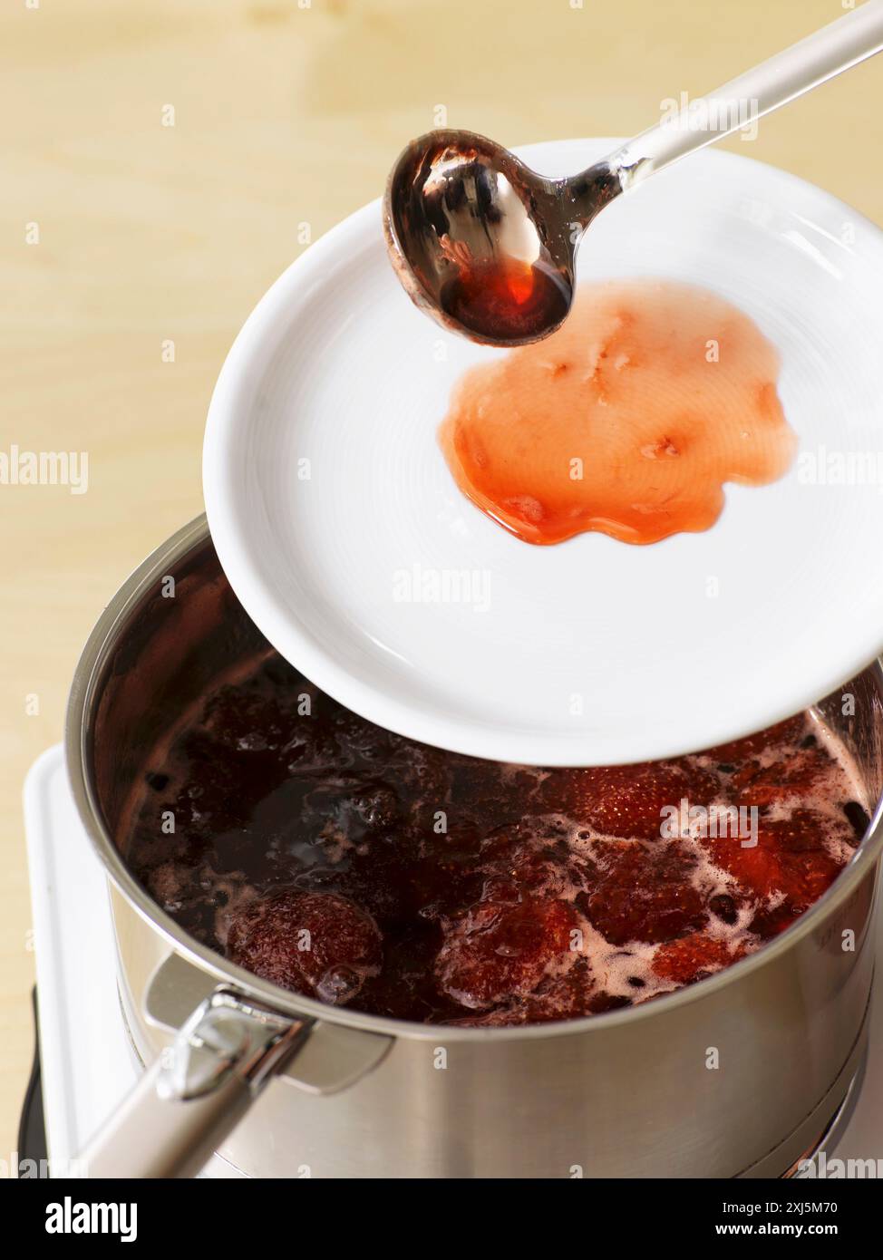 Testa la consistenza della marmellata (ricetta del film: marmellata di fragole) Foto Stock