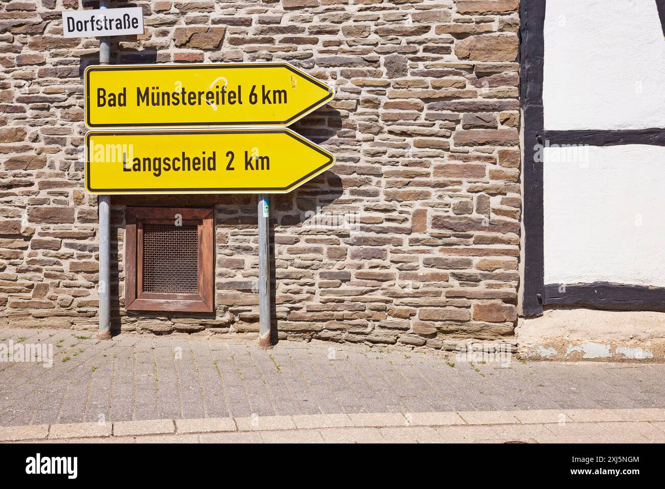 Indicazioni gialle per Bad Muenstereifel e Langscheid sulla strada del villaggio nel distretto di Schoenau, Bad Muenstereifel, Eifel, Euskirchen Foto Stock