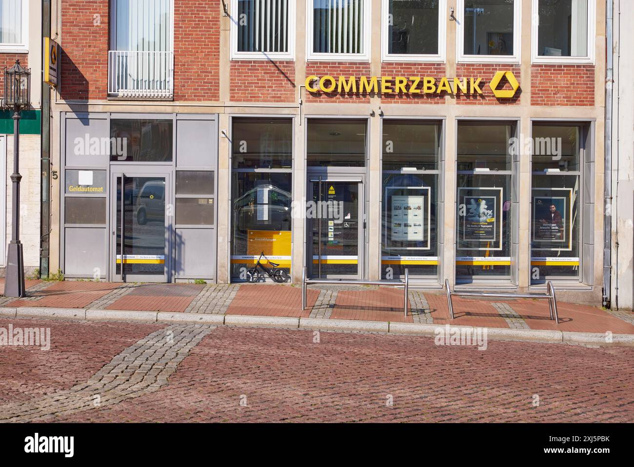 Filiale con il logo Commerzbank al Pferdemarkt di Stade, città anseatica, distretto di Stade, bassa Sassonia, Germania Foto Stock