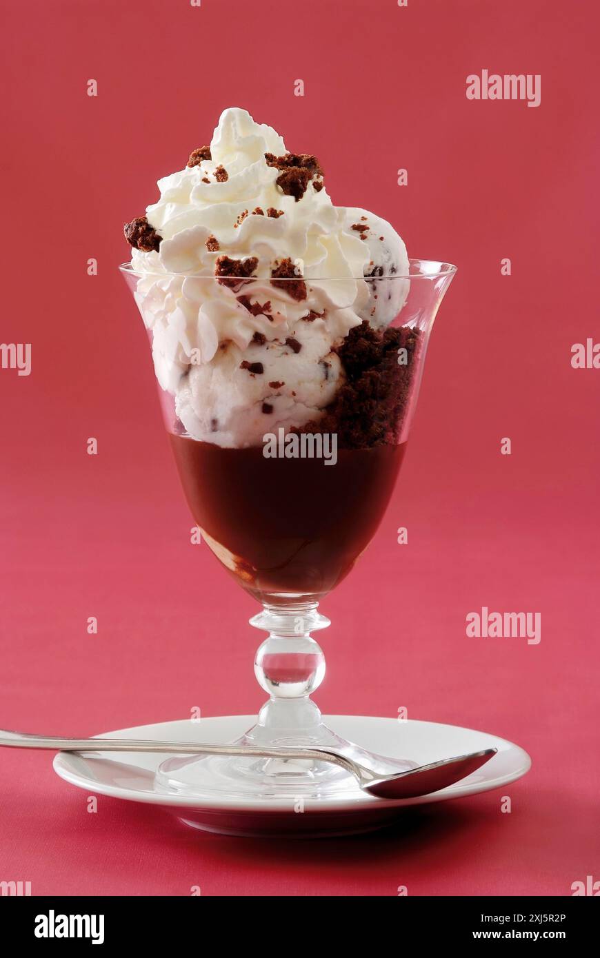 Sundae stracciatella, brownie, salsa al cioccolato e panna montata Foto Stock