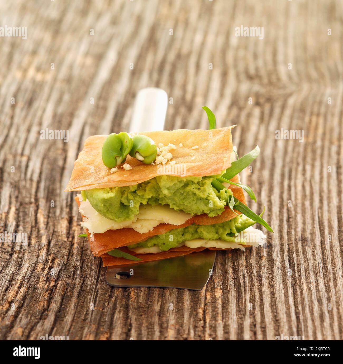 Mille-feuille cantale e Broad Bean Foto Stock