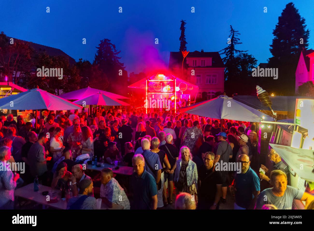 31esimo Elbhangfes, Loschwitz balla! - Con Tom Roeder Party sulla piazza del villaggio Loschwitzt, 31° Elbhangfest, Dresda, Sassonia, Germania Foto Stock