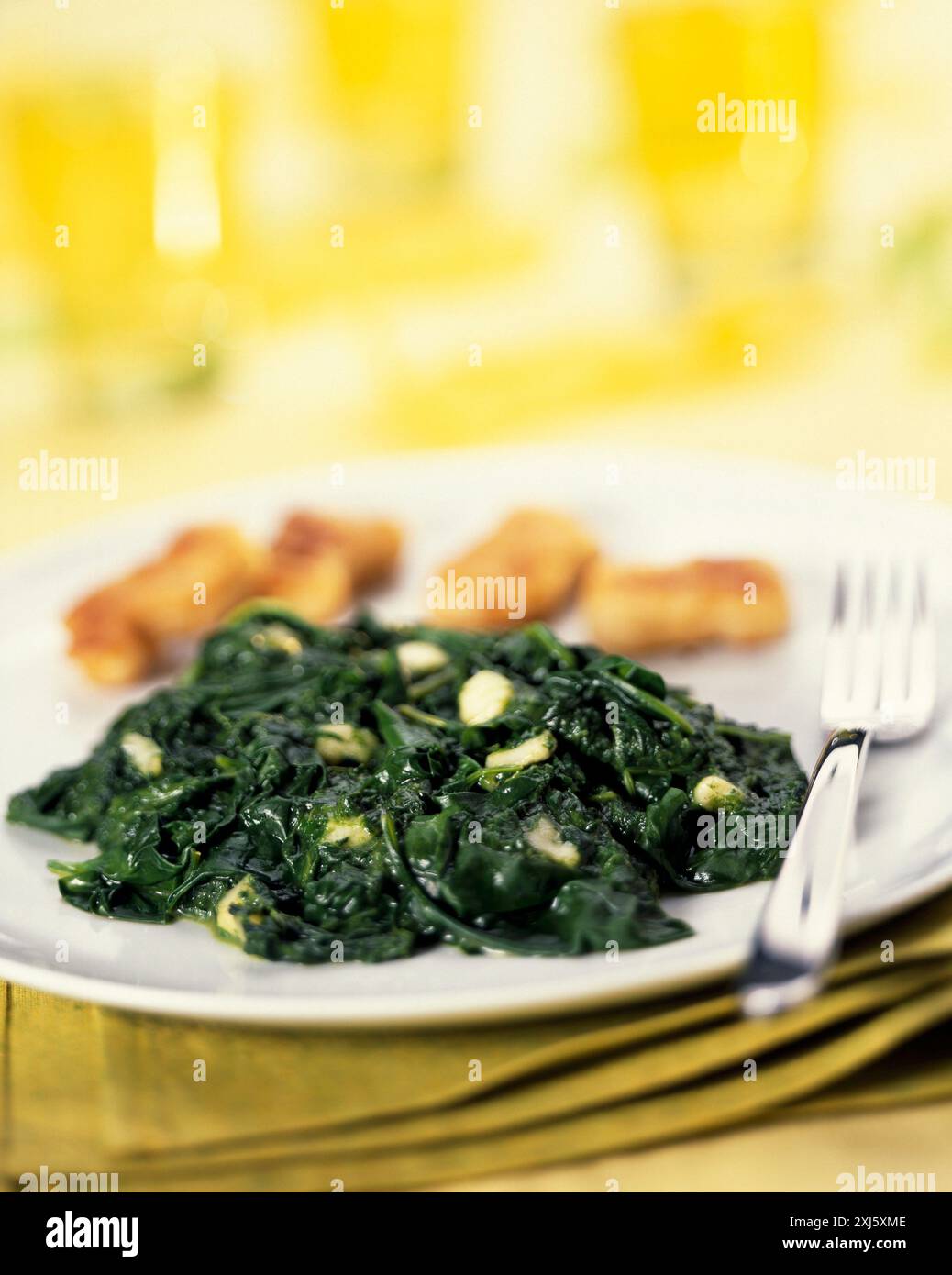Foglie di spinaci e nugget di pesce Foto Stock