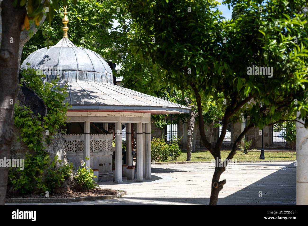 La Moschea Atik valide, costruita da Mimar Sinan nel 1583 dalla moglie del sultano ottomano Selim II Uskudar, Istanbul, Turchia, il 2 giugno 2024. Foto Stock