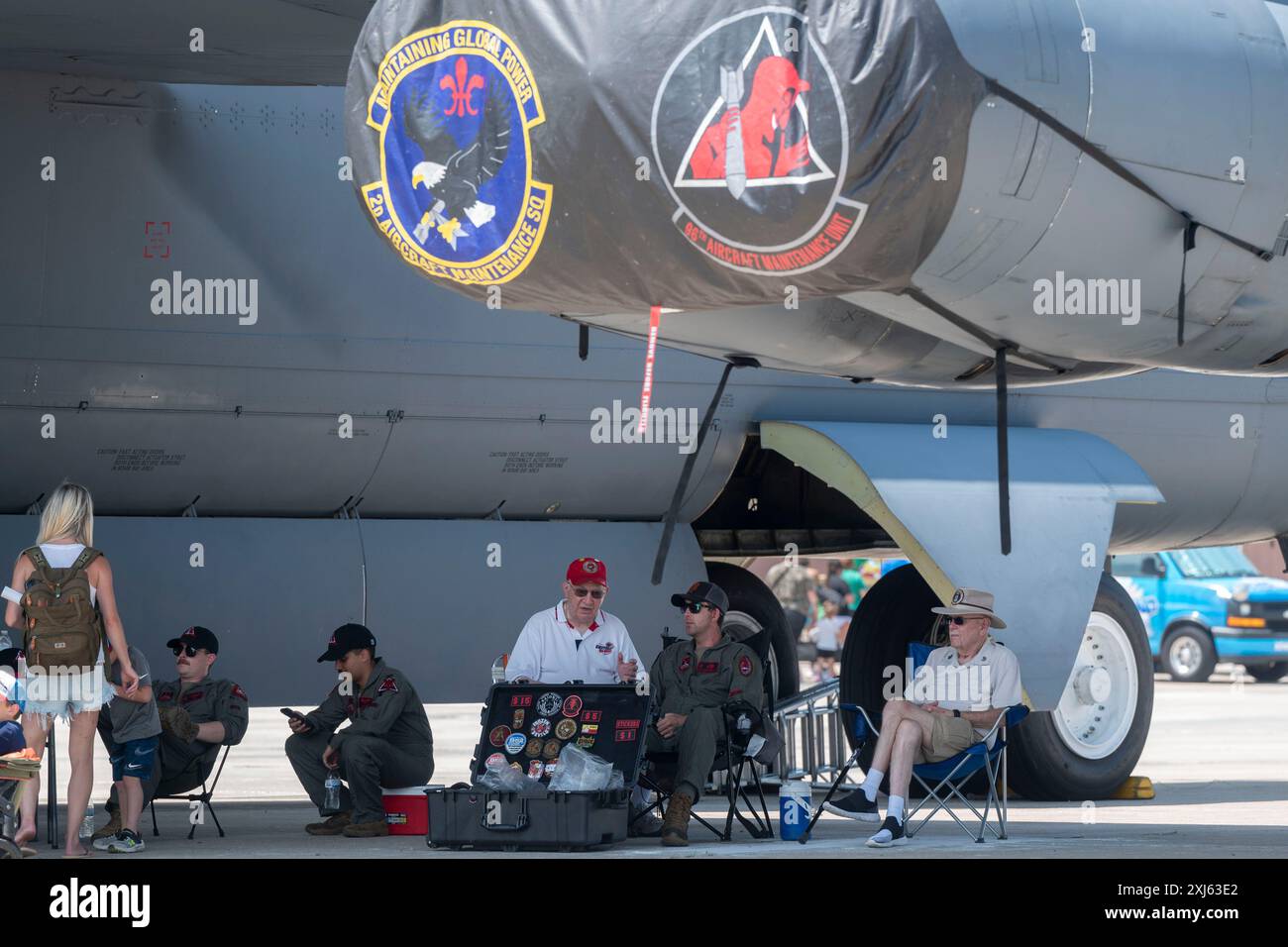 Un veterano parla con un pilota della U.S. Air Force seduto sotto un aereo B-52 Stratofortress durante il Wings Over Whiteman Air Show del 2024 alla Whiteman Air Force base, Mo., 14 luglio 2024. Attraverso spettacoli aerei e sorvoli, la U.S. Air Force mira a emozionare e ispirare il pubblico, mostrando al contempo le abilità d'élite dei piloti dell'Air Force. (Foto U.S. Air Force di Tech. Sergente Anthony Hetlage) Foto Stock