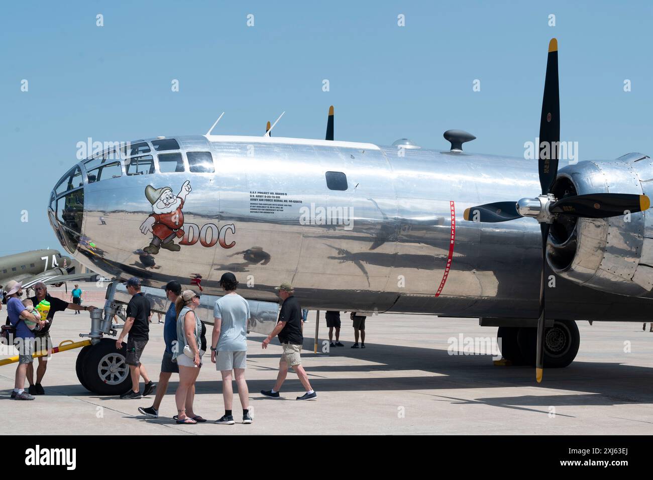 Un aereo B-29 Superfortress 'Doc' siede sulla flightline durante il 2024 Wings Over Whiteman Air Show alla Whiteman Air Force base, Mo., 14 luglio 2024. Spettacoli aerei come WOW 2024 aiutano a plasmare la percezione pubblica dell'Air Force e a raggiungere potenziali reclute future. (Foto U.S. Air Force di Tech. Sergente Anthony Hetlage) Foto Stock