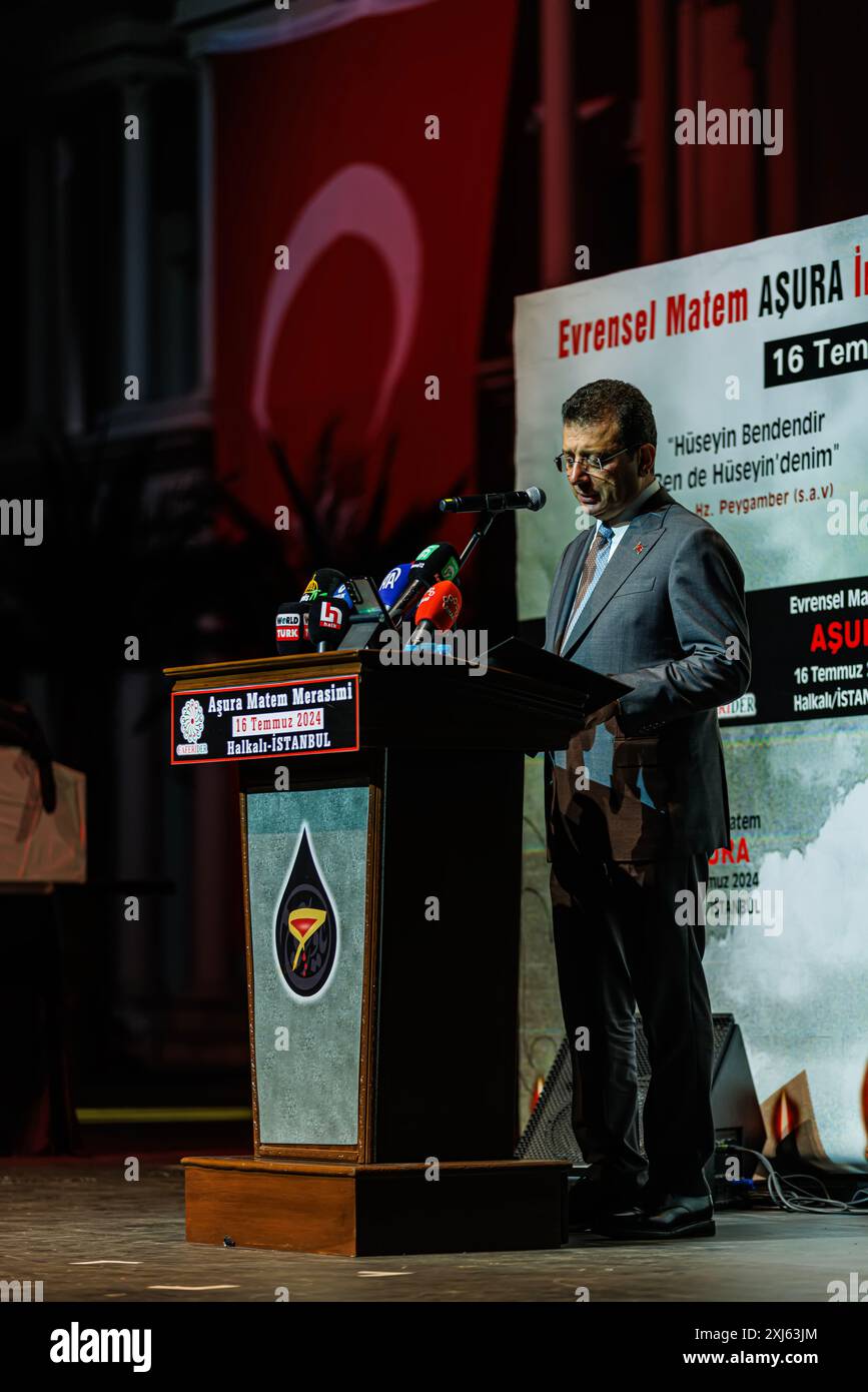 Istanbul Turchia 16 luglio 2024; il sindaco del comune metropolitano di Istanbul Ekrem İmamoğlu tiene un discorso alla Istanbul Halkali Ashura in lutto commemora Foto Stock