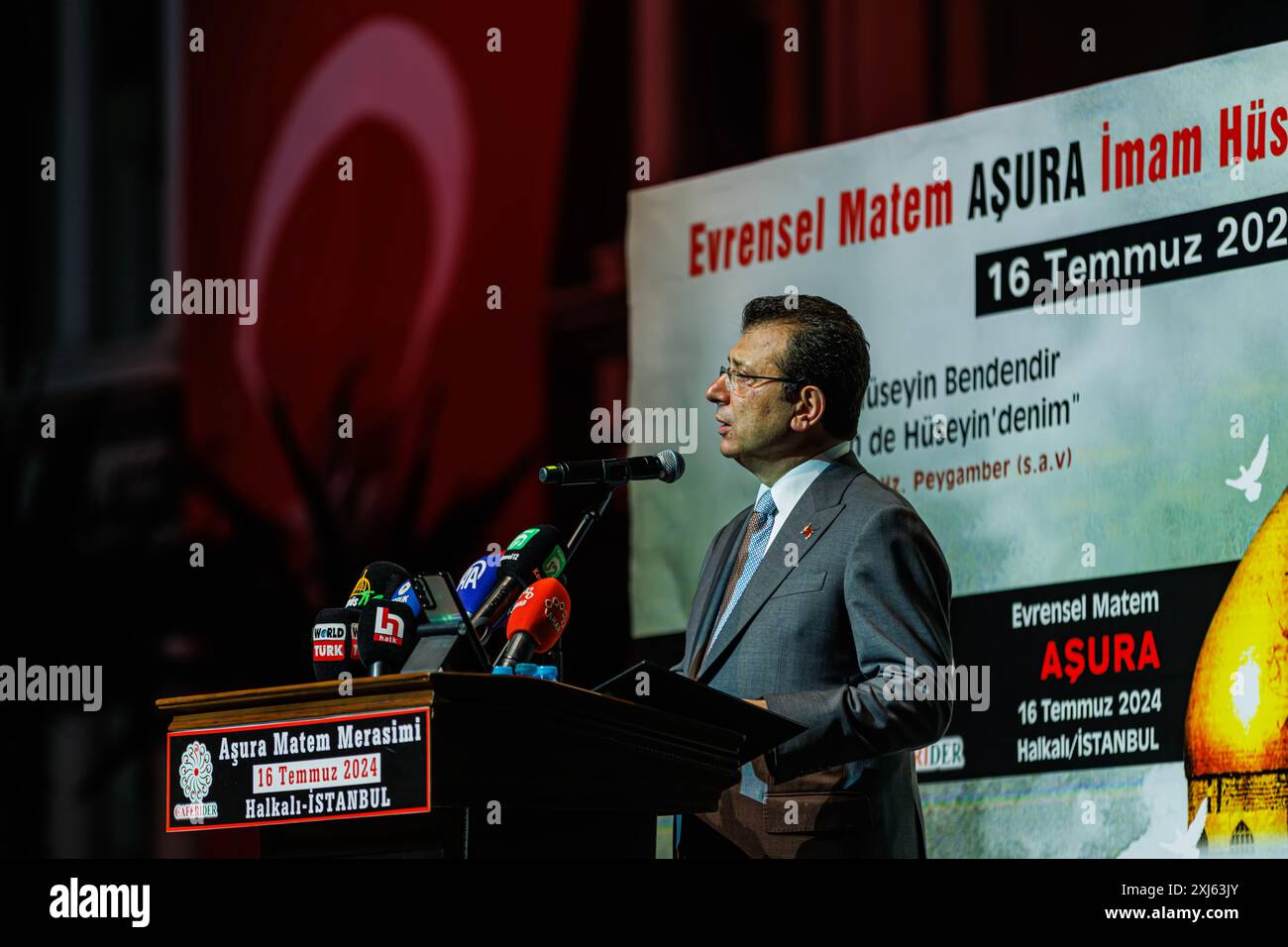 Istanbul Turchia 16 luglio 2024; il sindaco del comune metropolitano di Istanbul Ekrem İmamoğlu tiene un discorso alla Istanbul Halkali Ashura in lutto commemora Foto Stock