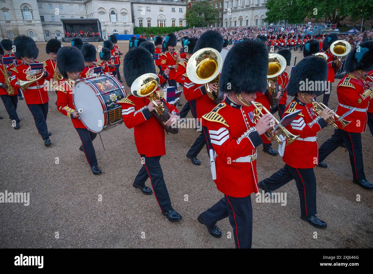 Horse Guards Parade, Londra, Regno Unito. 16 luglio 2024. Il Beating Retreat della Household Division viene eseguito di fronte a un pubblico ogni sera dal 16 al 18 luglio, un colorato concorso di musica militare e trapano di precisione effettuato dalle bande montate della Household Cavalry, dalle bande massaggiate della Household Division e dagli artisti ospiti. Crediti: Malcolm Park/Alamy Live News Foto Stock