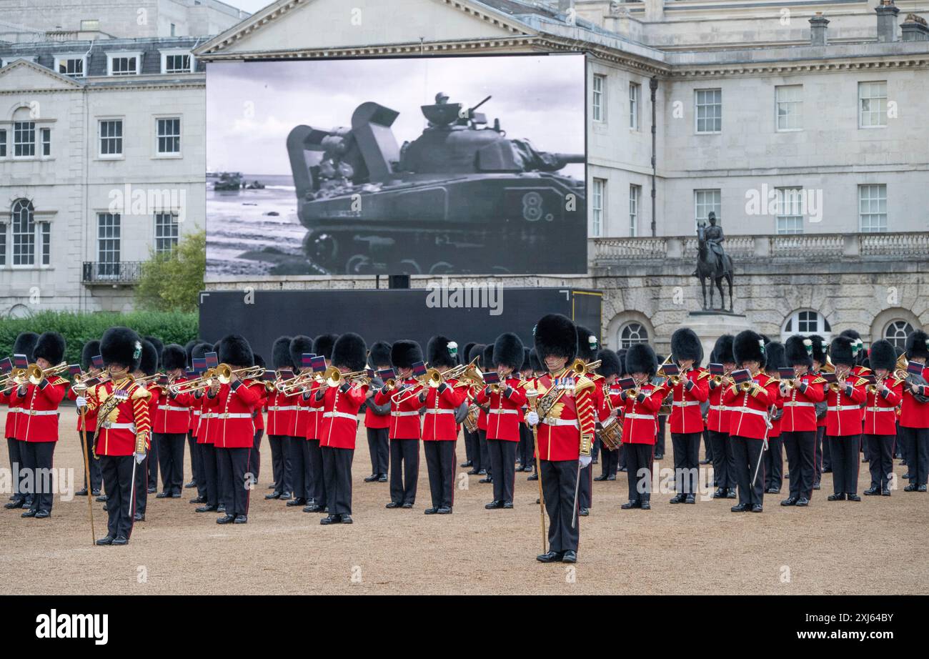 Horse Guards Parade, Londra, Regno Unito. 16 luglio 2024. Il Beating Retreat della Household Division viene eseguito di fronte a un pubblico ogni sera dal 16 al 18 luglio, un colorato concorso di musica militare e trapano di precisione effettuato dalle bande montate della Household Cavalry e delle Massed Band della Household Division. Lo spettacolo include un tributo musicale allo sbarco del D-Day. Crediti: Malcolm Park/Alamy Live News Foto Stock