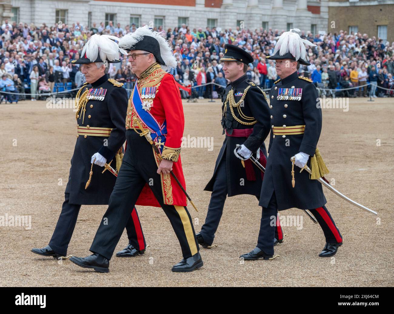 Horse Guards Parade, Londra, Regno Unito. 16 luglio 2024. Il Beating Retreat della Household Division viene eseguito di fronte a un pubblico ogni sera dal 16 al 18 luglio, un colorato concorso di musica militare e trapano di precisione effettuato dalle bande montate della Household Cavalry e delle Massed Band della Household Division. L'ospite principale, il Duca di Norfolk, arriva prima che inizi lo spettacolo. Crediti: Malcolm Park/Alamy Live News Foto Stock