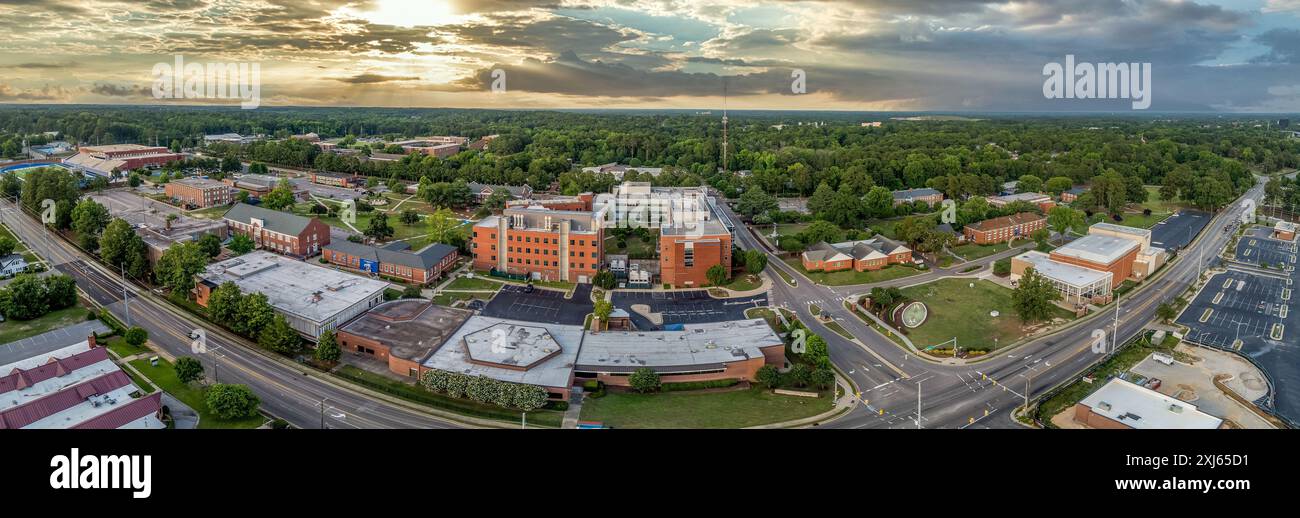Veduta aerea della Fayetteville State University, università pubblica storicamente nera a Fayetteville, North Carolina, con il suggestivo e colorato cielo al tramonto Foto Stock