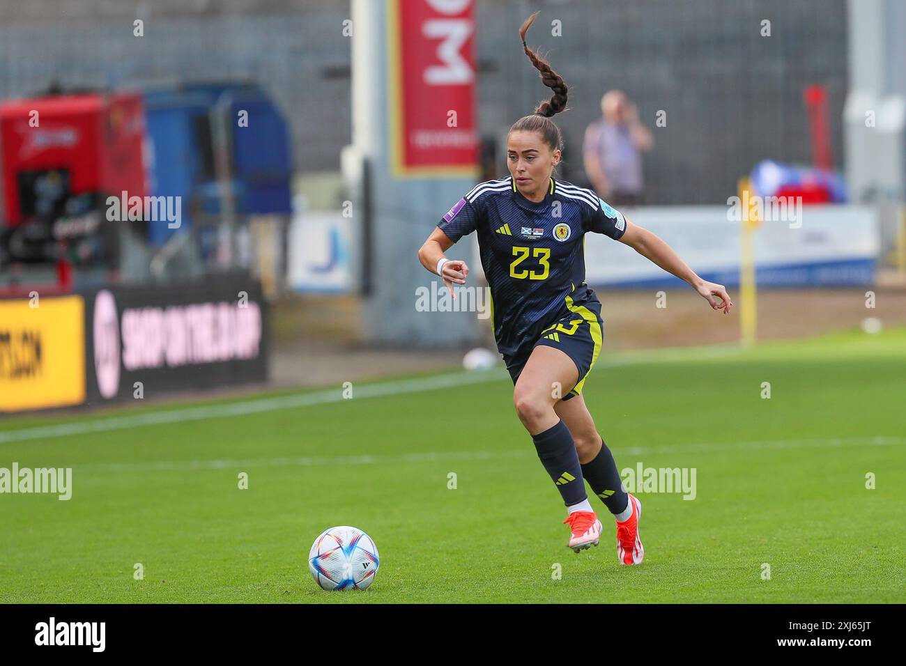 Glasgow, Regno Unito. 16 luglio 2024. La Scozia ha giocato con la Serbia al Firhill Stadium di Glasgow, Scozia, Regno Unito nelle qualificazioni al Campionato europeo femminile 2025. Il punteggio è stato la Scozia 1-0, la Serbia e il gol vincente è stato segnato da Kirsty Hanson (Scozia 10) in 42 minuti. Hanson fu anche premiato come "giocatore della partita". Crediti: Findlay/Alamy Live News Foto Stock