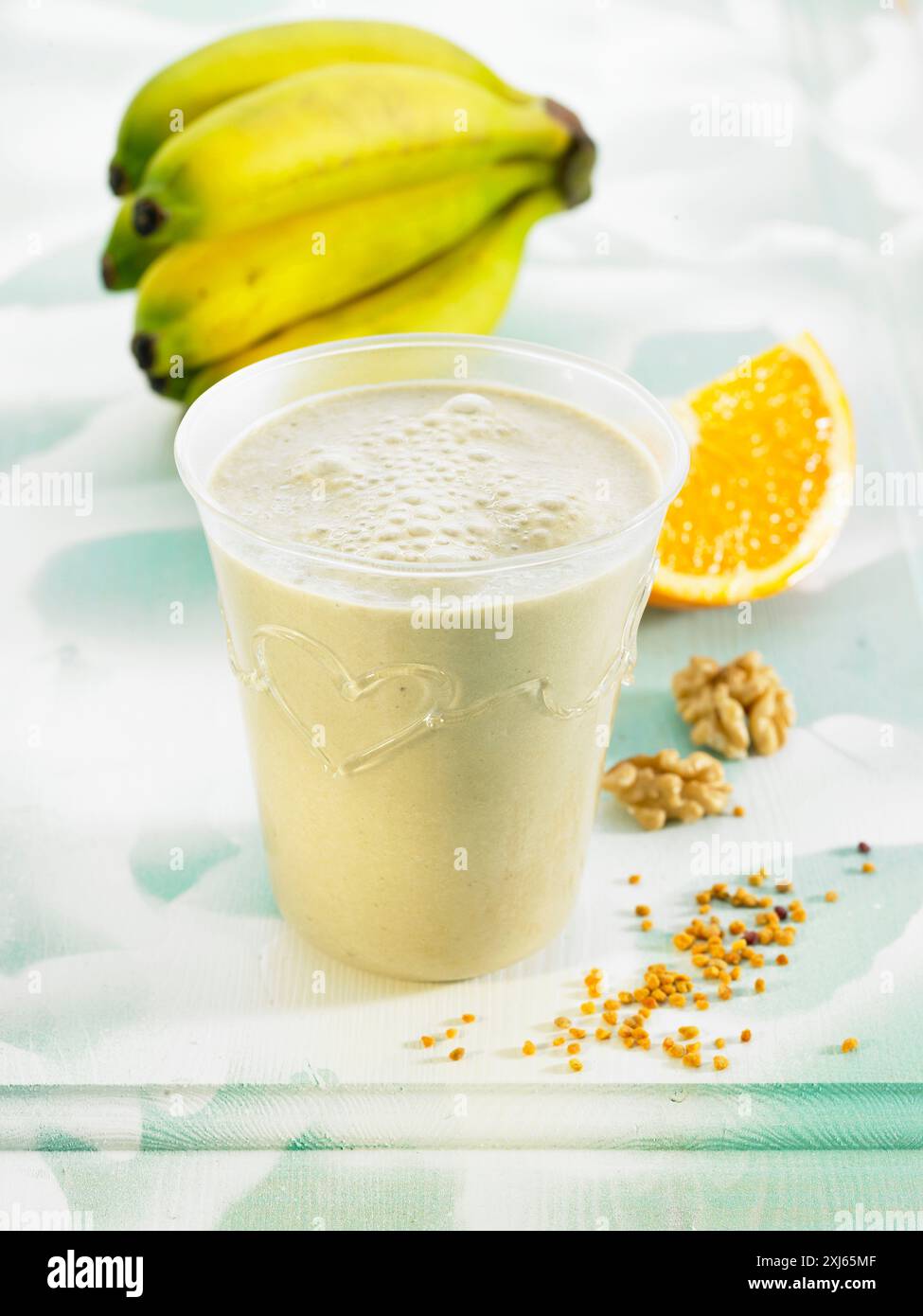 Frullato di latte di soia banana, arancia, avena e polline Foto Stock