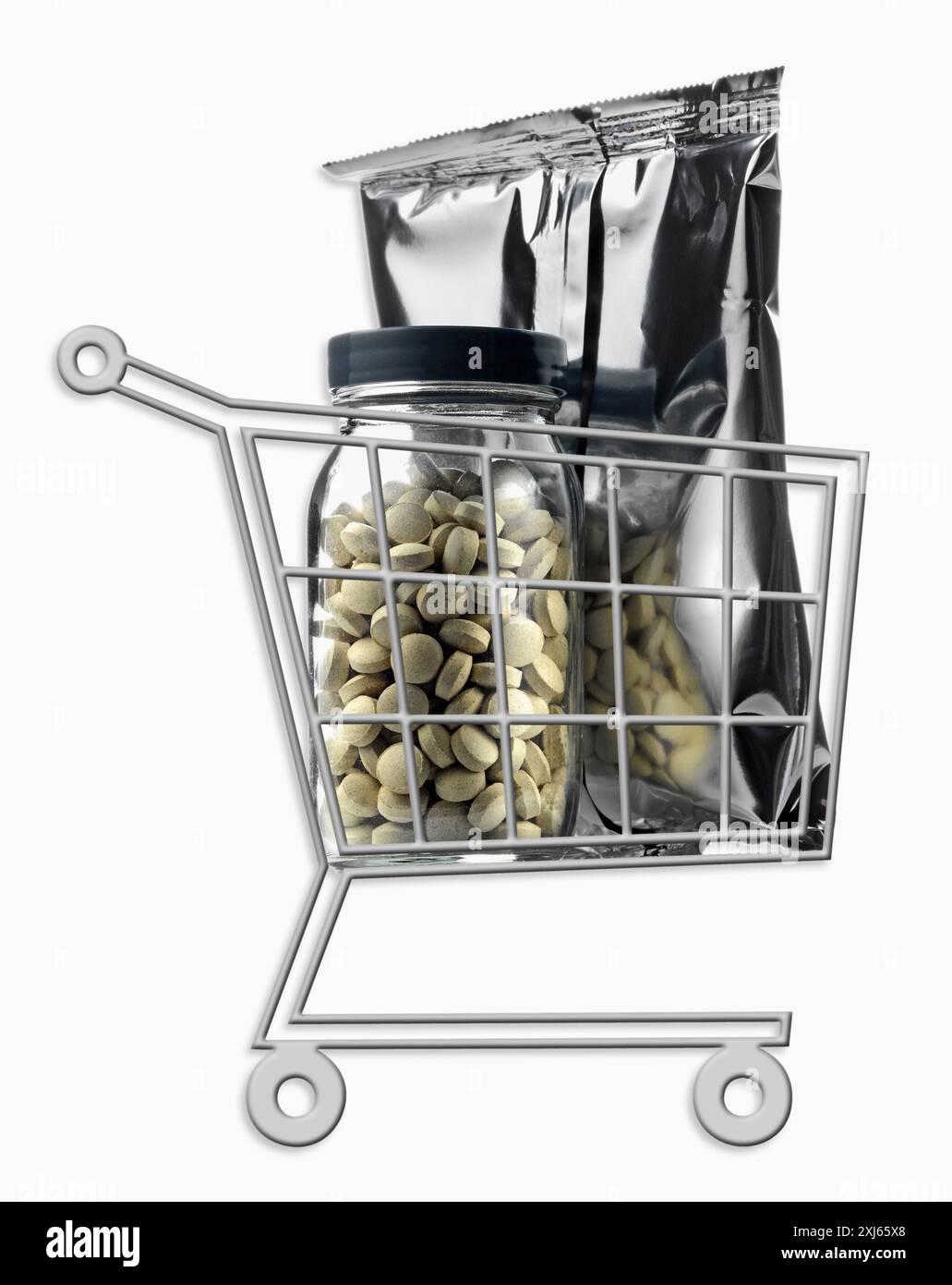 Carrello per mini supermercati pieno di integratori alimentari Foto Stock